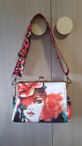 Bolso de mano con estampado floral.  Nuevo