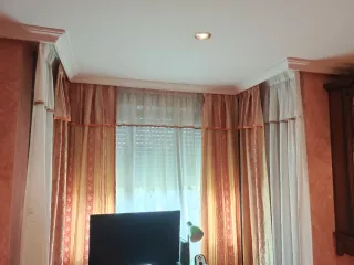 Visillos y cortinas naranjas y blancos
