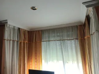 Visillos y cortinas naranjas y blancos