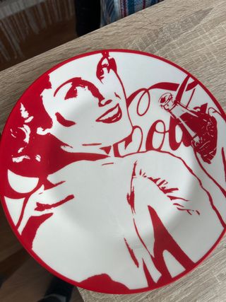 Plato Coca-Cola Mujer Bebiendo