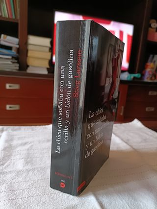 La chica que soñaba con una cerilla y un bidón de