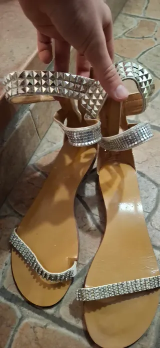 Sandali donna con borchie e strass