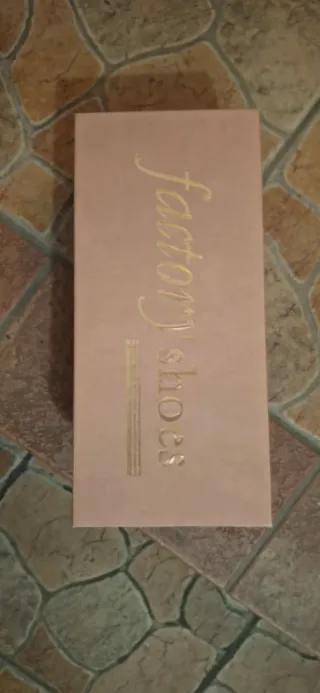 Sandali donna con borchie e strass