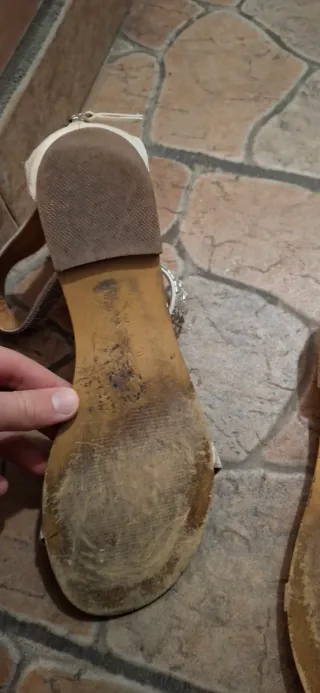 Sandali donna con borchie e strass