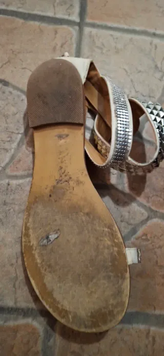 Sandali donna con borchie e strass