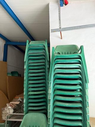 Sillas de plástico apilables verdes