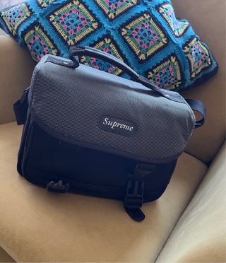 Cámara Réflex Analógica Nikon F50 y bolso