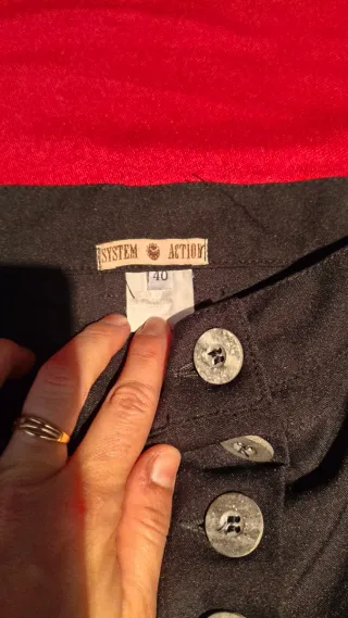 Falda negra,botones centrales t.40.System Action