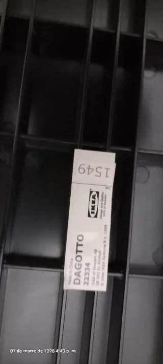 Reposapiés bajo escritorio metálico y plástico.