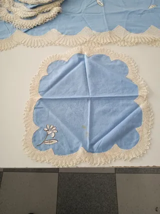 Mantel y 6 servilletas con encaje hecho a mano