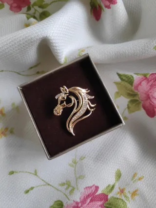 Broche caballo dorado con brillantes