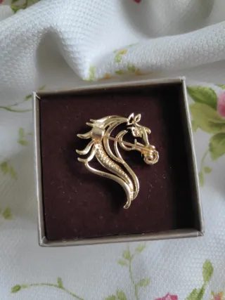Broche caballo dorado con brillantes