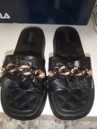 Sandalias BLACKMODA negras con cadena