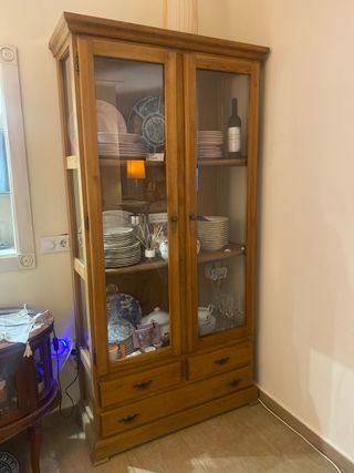 Vitrina de madera y cristal