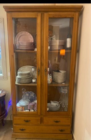 Vitrina de madera y cristal