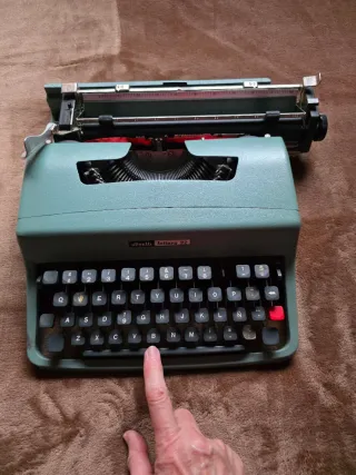 Máquina de escribir Olivetti Lettera 32
