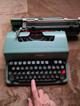Máquina de escribir Olivetti Lettera 32