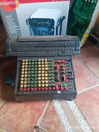 Calculadora antigua mecánica