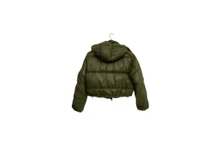 Cazadora  Zara verde acolchada con capucha