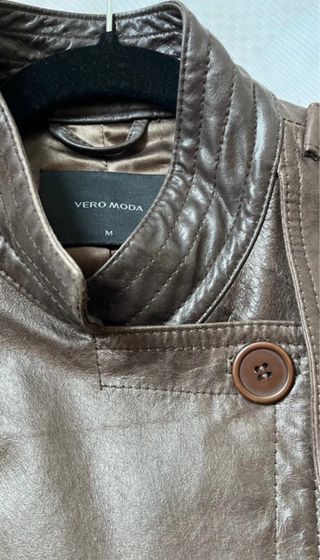 Chaqueta de piel marrón