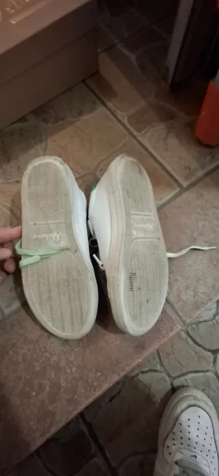 Scarpe da ginnastica bianche e verdi scritte