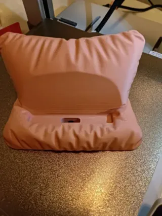 Soporte móvil con agujero para cable