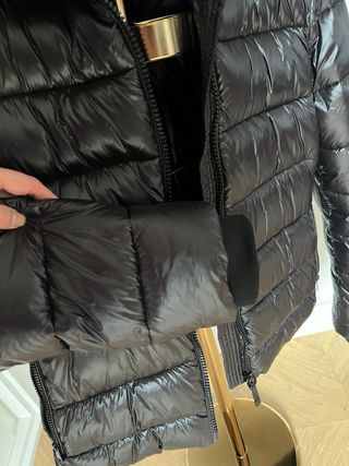 Cazadora Zara Negra con Capucha de Pelo