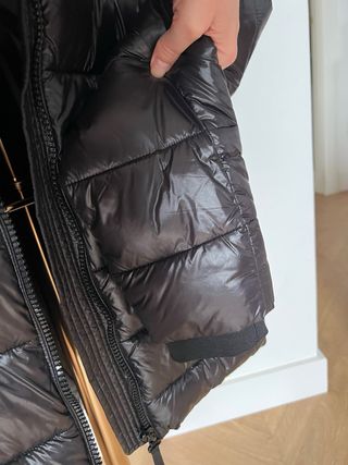 Cazadora Zara Negra con Capucha de Pelo