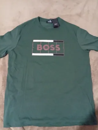 Camiseta BOSS verde con logo