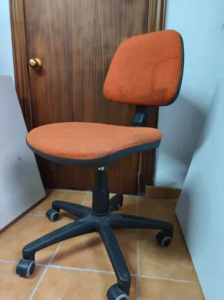 Silla de oficina naranja y negra