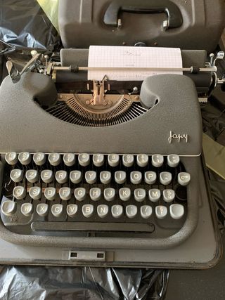 Macchina da scrivere Japy vintage con custodia