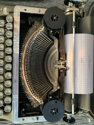 Macchina da scrivere Japy vintage con custodia