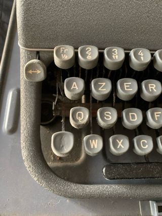 Macchina da scrivere Japy vintage con custodia