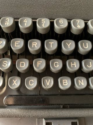 Macchina da scrivere Japy vintage con custodia