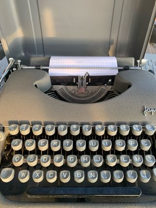 Macchina da scrivere Japy vintage con custodia