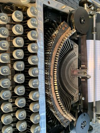 Macchina da scrivere Japy vintage con custodia