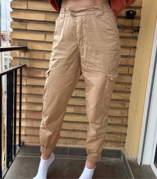 Pantalones cargo Stradivarius beige talla S