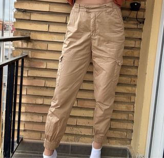 Pantalones cargo Stradivarius beige talla S