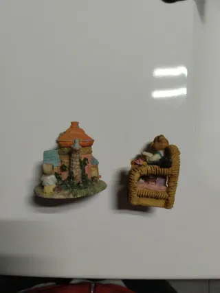 Figurine di orsi e casetta