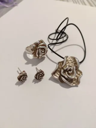 Conjunto de plata con diseño de rosa