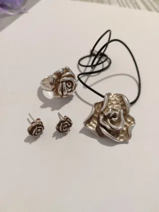 Conjunto de plata con diseño de rosa