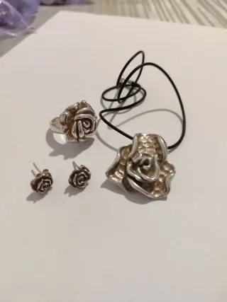 Conjunto de plata con diseño de rosa