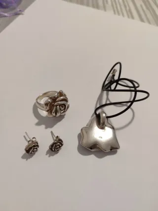 Conjunto de plata con diseño de rosa