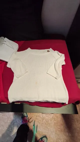 Jersey de punto blanco mujer con botón dorado