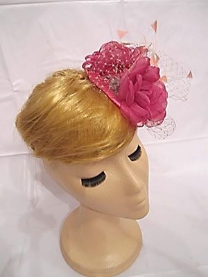 Precioso y juvenil tocado Roseland con Flor Rosa