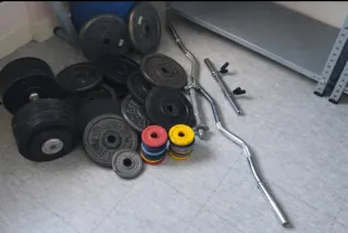 Pesas y barras de gimnasio