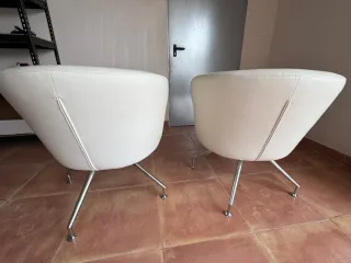 2 Poltrone Girevoli in Similpelle Bianca