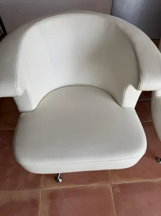 2 Poltrone Girevoli in Similpelle Bianca