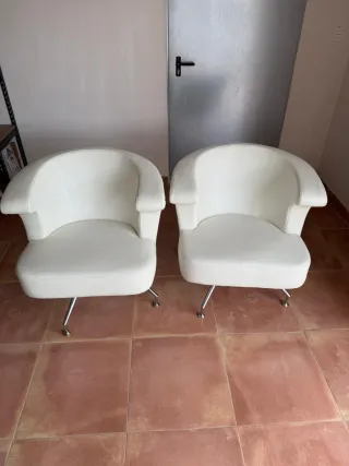 2 Poltrone Girevoli in Similpelle Bianca