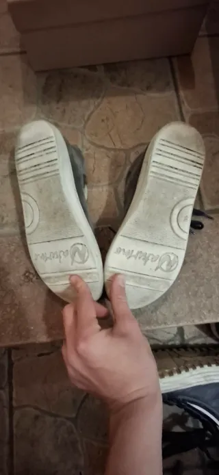 Scarpe sneakers grigie con stelle